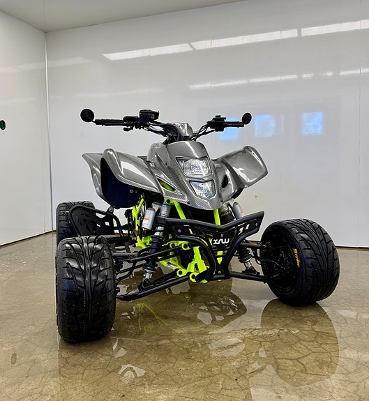 Suzuki LTZ 400 2 of 28