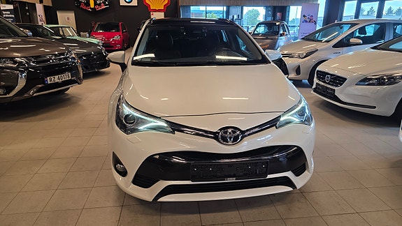 Toyota Avensis 2 of 5