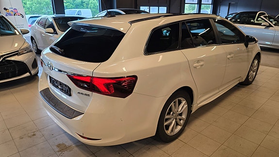 Toyota Avensis 4 of 5