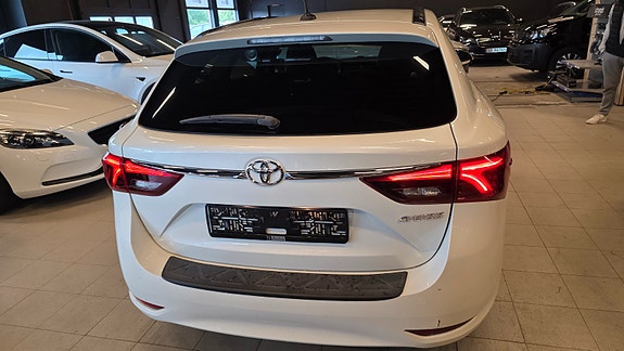 Toyota Avensis 5 of 5