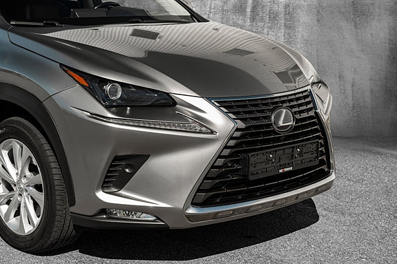 Lexus NX300h 2 of 5