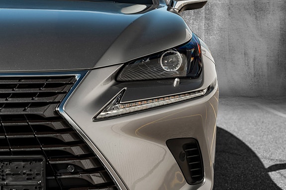 Lexus NX300h 4 of 5