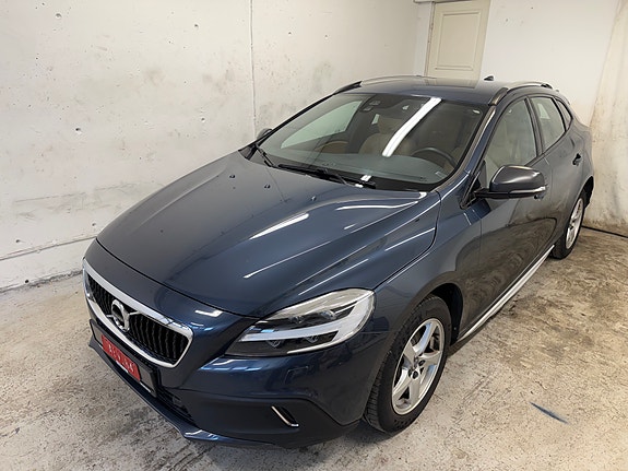 Volvo V40 Cross Country 2 of 5