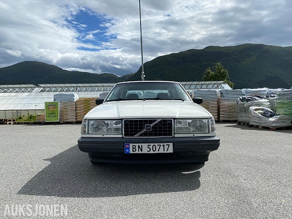 Volvo 740 2 of 5