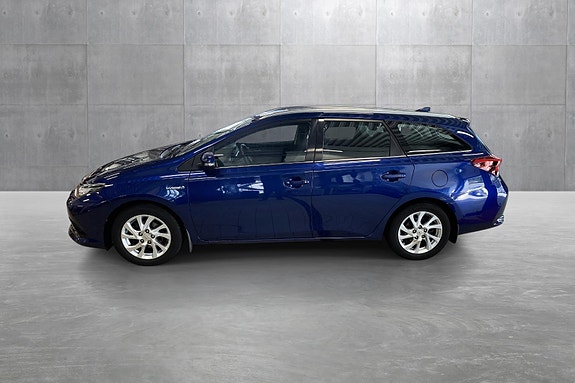 Toyota Auris 2 of 5