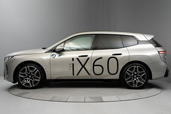 BMW iX 2 of 5