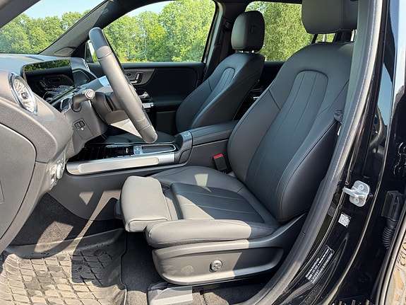 Mercedes-Benz EQB300 2 of 5