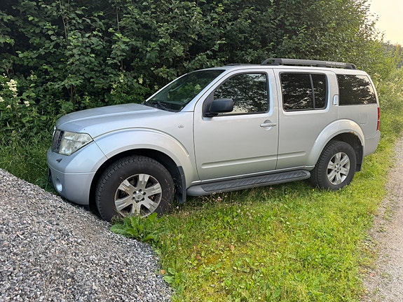 Nissan Pathfinder 2 of 5