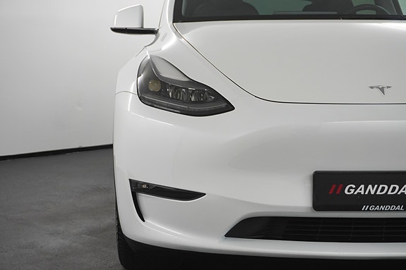 Tesla Model Y 4 of 5