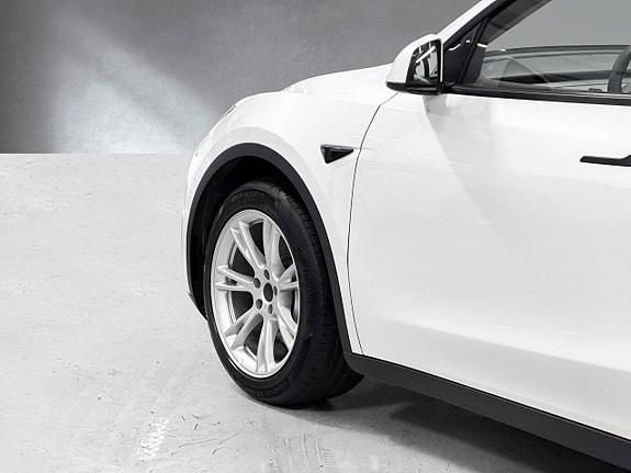 Tesla Model Y 4 of 5
