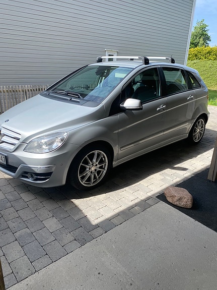 Mercedes-Benz B180 2 of 5