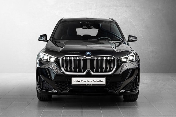 BMW iX1 3 of 5