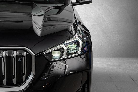BMW iX1 4 of 5