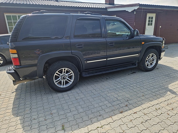 Chevrolet Tahoe 2 of 5