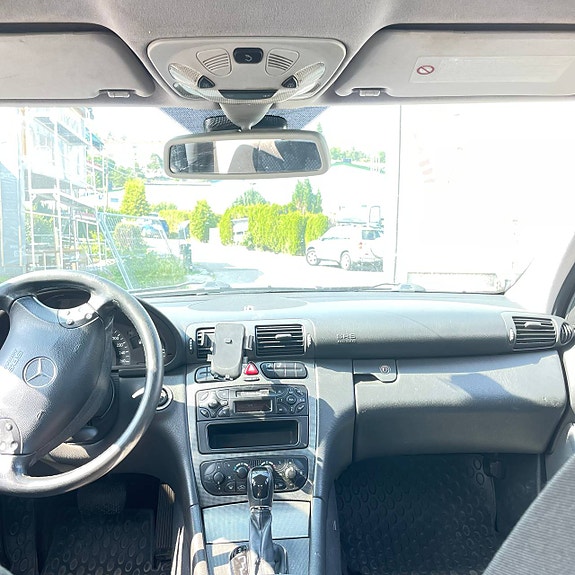 Mercedes-Benz C200 7 of 14