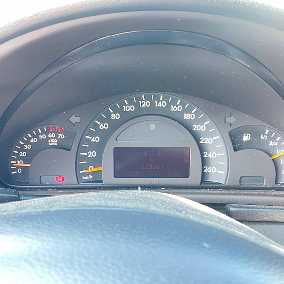 Mercedes-Benz C200 9 of 14