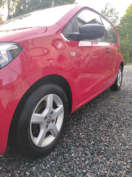 Volkswagen UP! 2 of 5