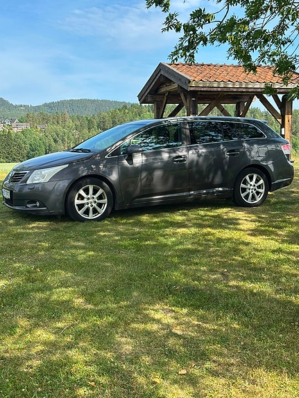 Toyota Avensis 2 of 5