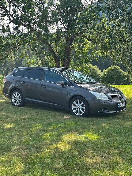 Toyota Avensis 4 of 5