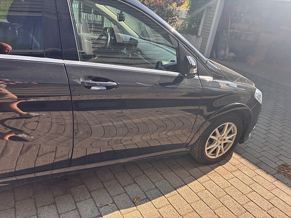 Mercedes-Benz B250 4 of 5