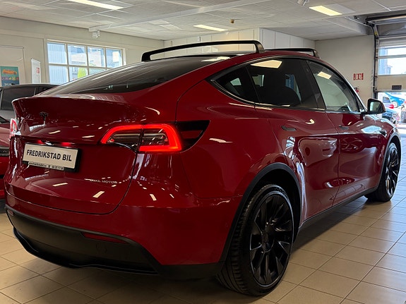 Tesla Model Y 4 of 5