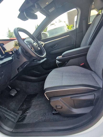 Renault Megane E-Tech 21 of 28