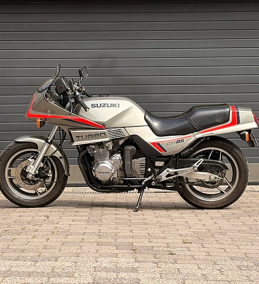 Suzuki XN 85 2 of 5
