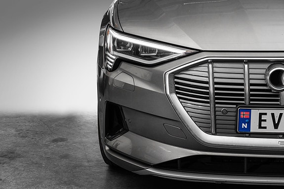 Audi e-tron 2 of 5