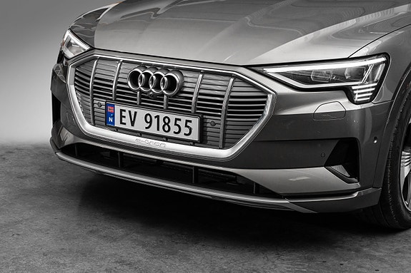 Audi e-tron 3 of 5