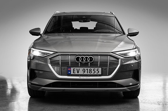 Audi e-tron 4 of 5