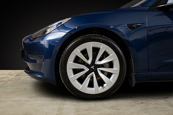 Tesla Model 3 4 of 5