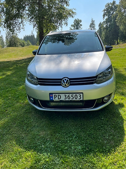 Volkswagen Touran 2 of 5