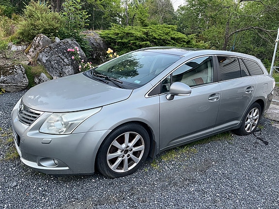 Toyota Avensis 2 of 5