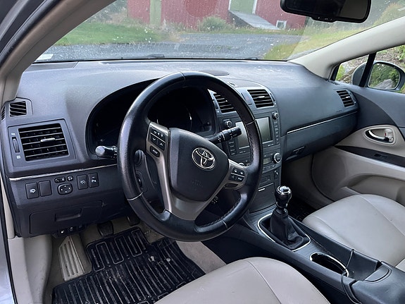 Toyota Avensis 3 of 5