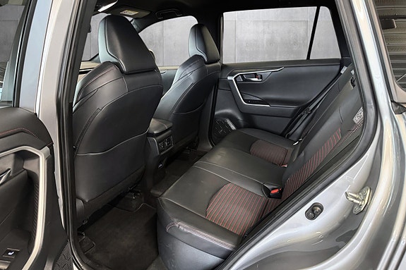 Toyota RAV4 Plug-in Hybrid 19 of 29