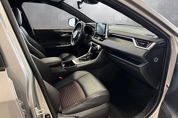 Toyota RAV4 Plug-in Hybrid 23 of 29