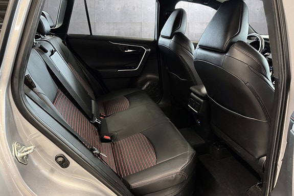 Toyota RAV4 Plug-in Hybrid 22 of 29