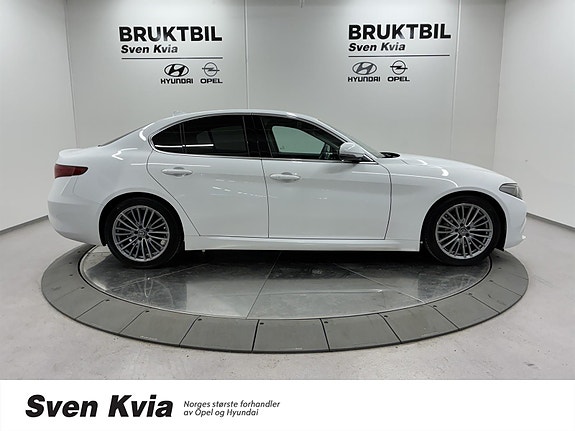 Alfa Romeo Giulia 4 of 5