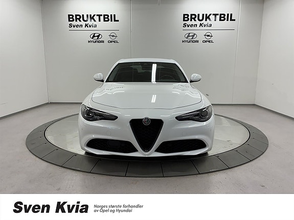 Alfa Romeo Giulia 2 of 5