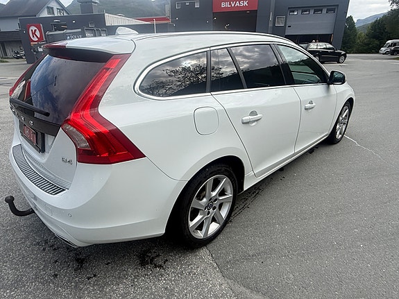 Volvo V60 4 of 5