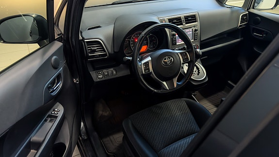 Toyota Verso-S 12 of 24