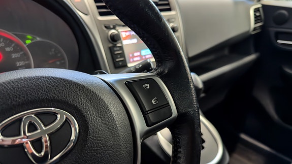 Toyota Verso-S 17 of 24