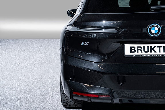 BMW iX 4 of 5