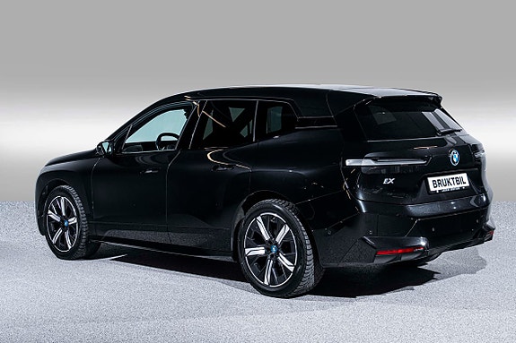 BMW iX 2 of 5