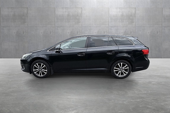 Toyota Avensis 2 of 5