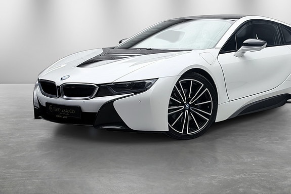 BMW i8 2 of 5