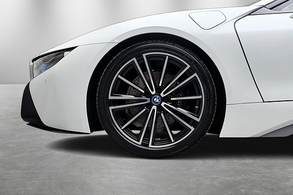 BMW i8 10 of 30