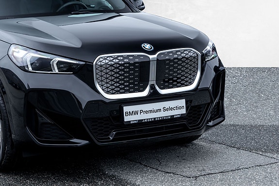 BMW iX1 2 of 5