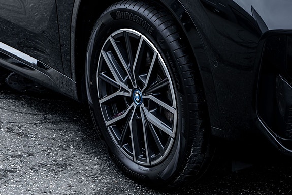BMW iX1 3 of 5