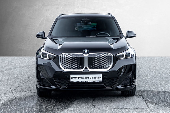 BMW iX1 4 of 5